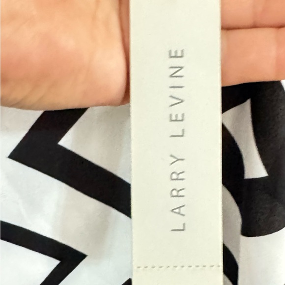 Women’s Larry Levine blouse Top Large black white sleeveless geometric print. - Picture 5 of 5